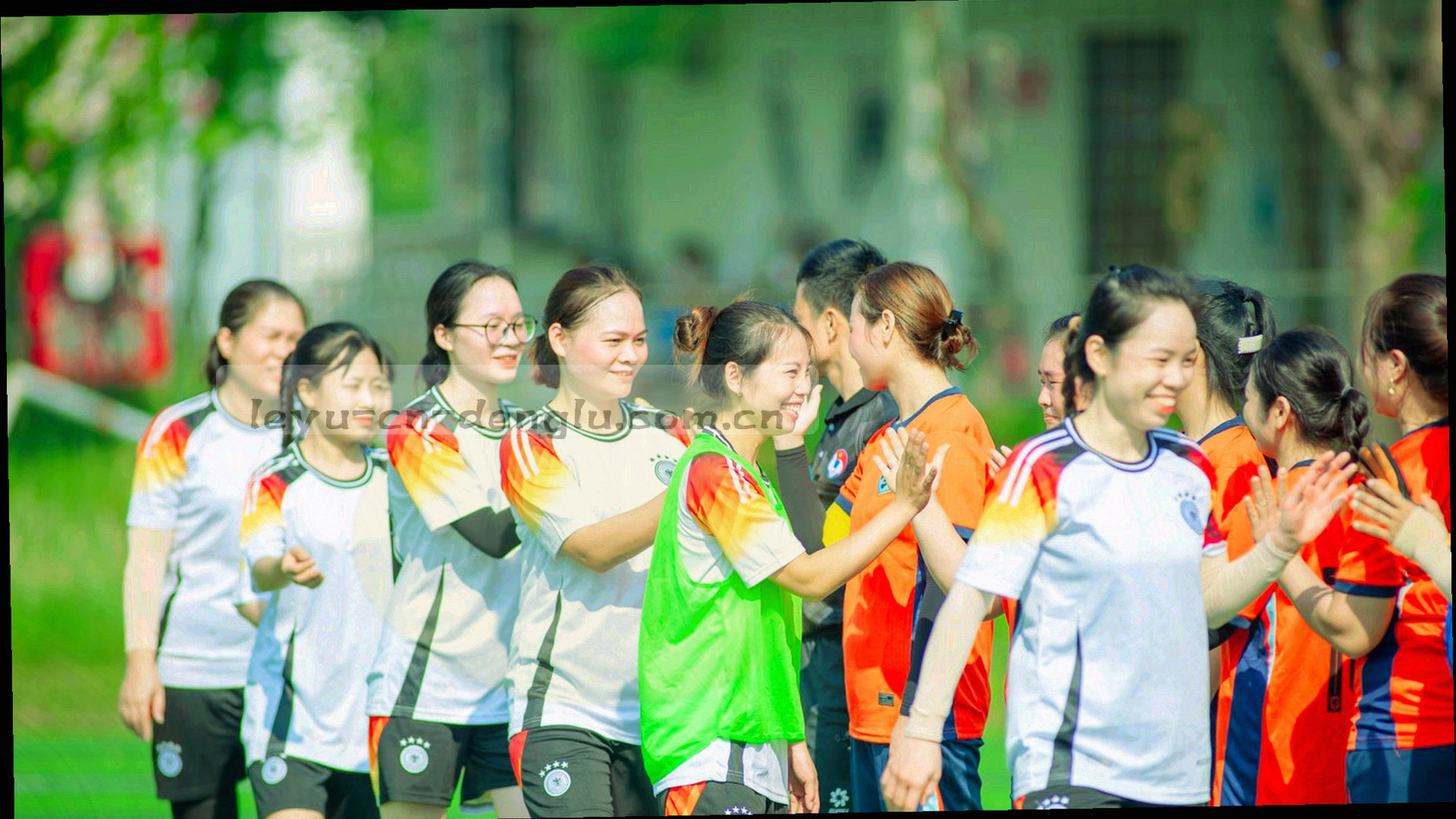 高速移动的足球场，绿色草坪和球员带球残影